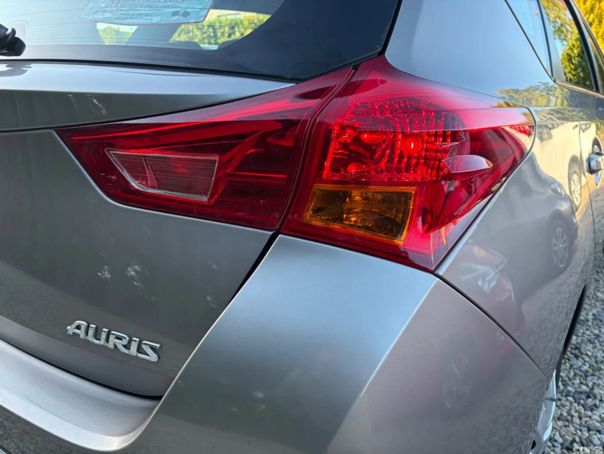 Toyota Auris Hatchback, Petrol, 2014, Grey