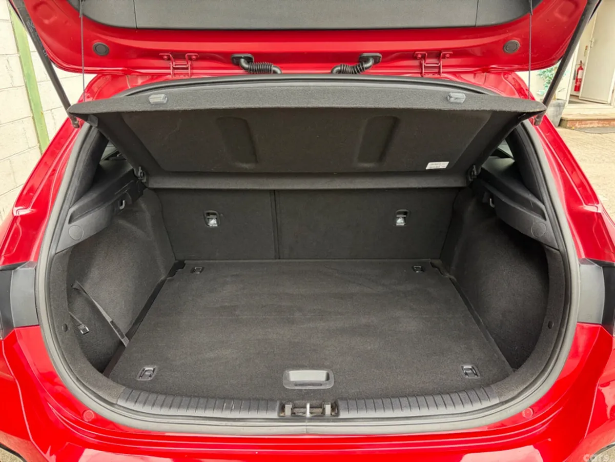 Kia Ceed Hatchback, Petrol, 2022, Red