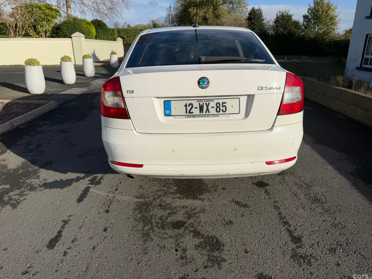 Skoda Octavia Saloon, Diesel, 2012, White