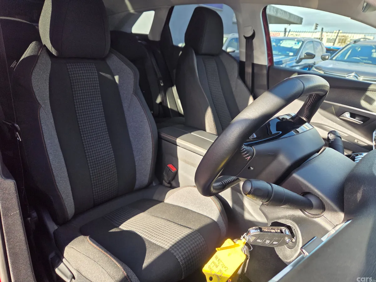 Peugeot 3008 MPV, Petrol, 2020, Red
