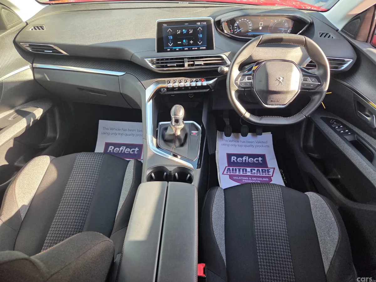 Peugeot 3008 MPV, Petrol, 2020, Red