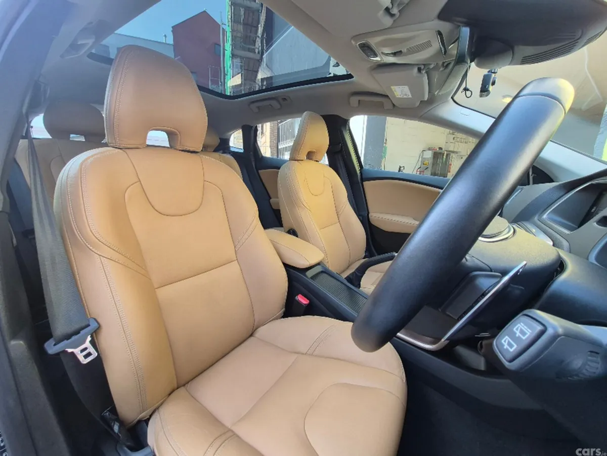 Volvo V40 Hatchback, Petrol, 2020, Black