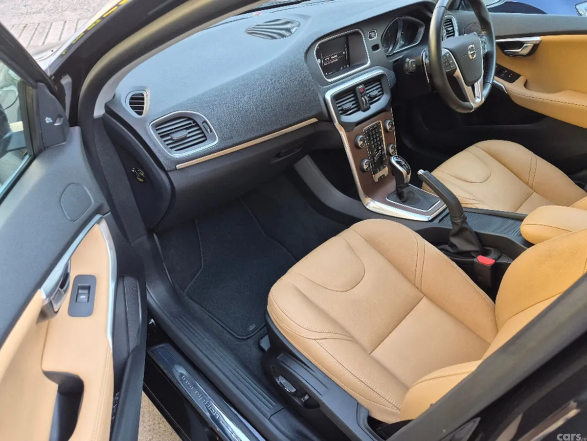 Volvo V40 Hatchback, Petrol, 2020, Black