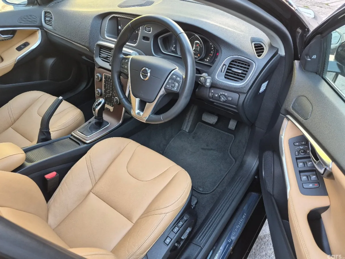 Volvo V40 Hatchback, Petrol, 2020, Black