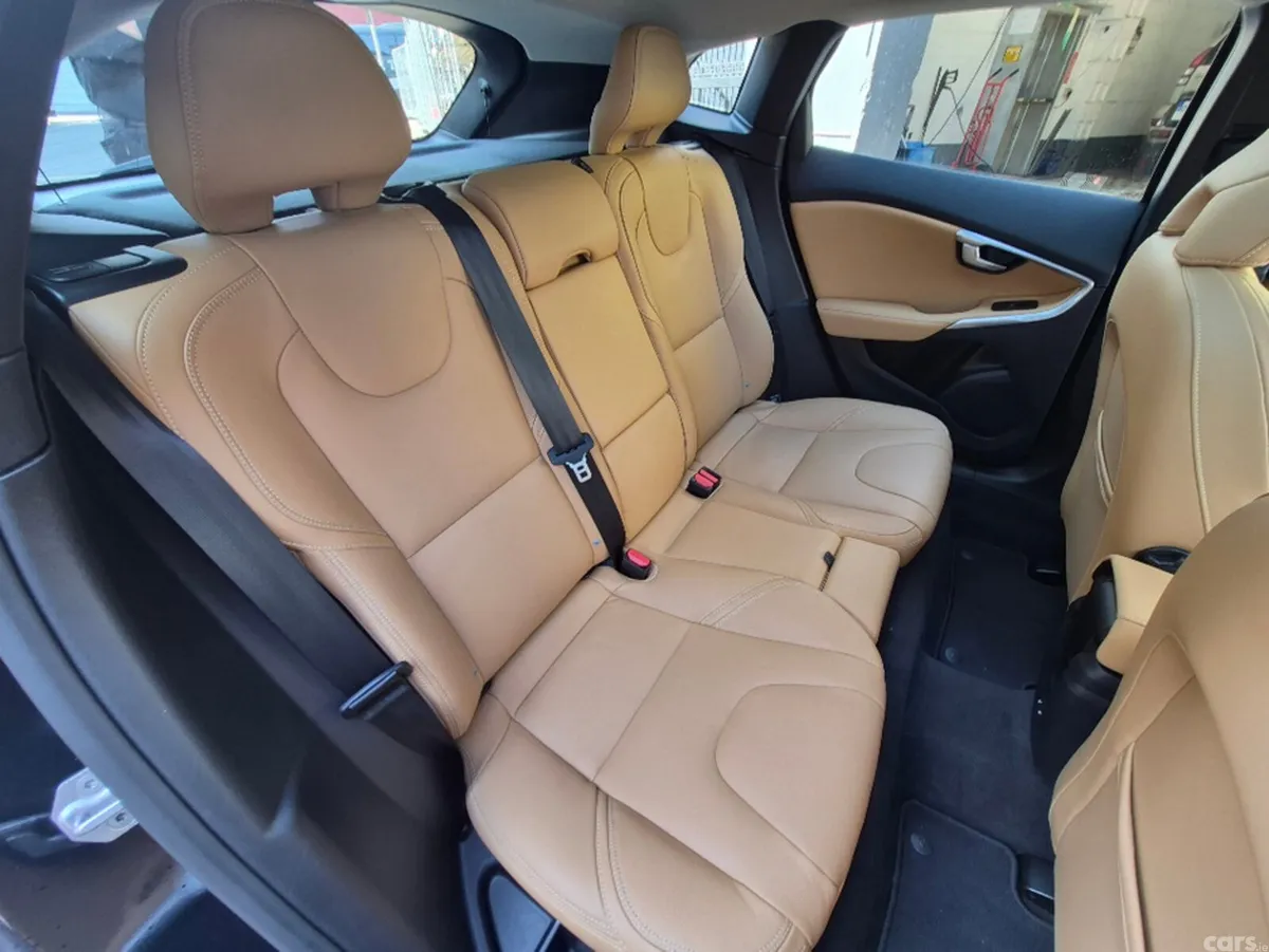 Volvo V40 Hatchback, Petrol, 2020, Black
