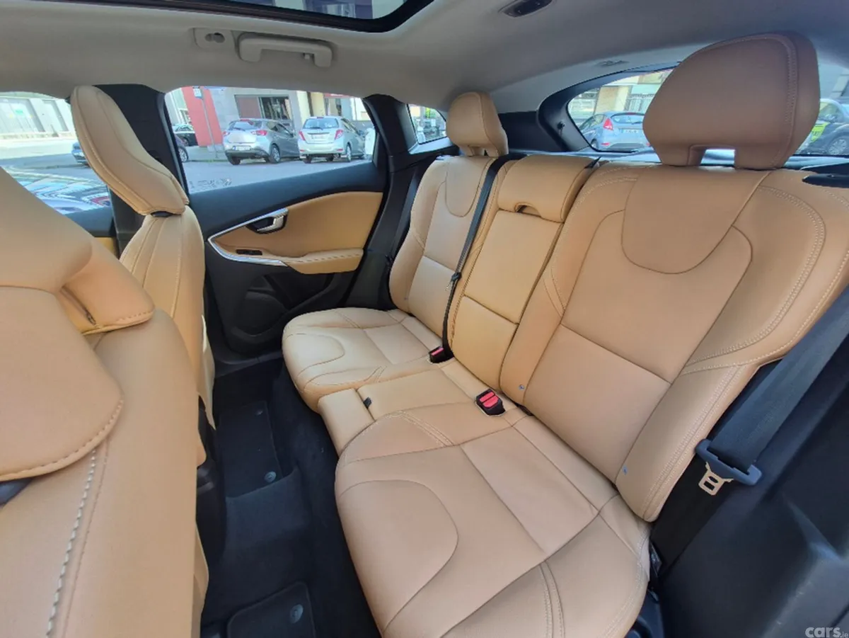 Volvo V40 Hatchback, Petrol, 2020, Black