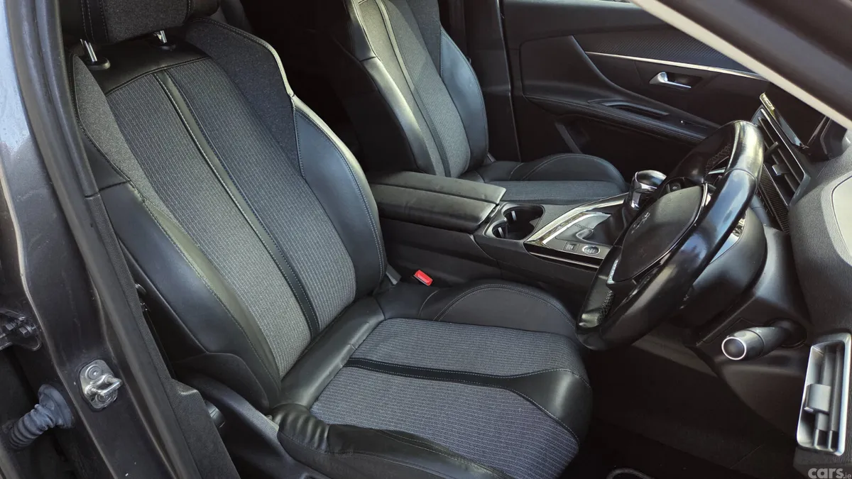 Peugeot 5008 MPV, Diesel, 2021, Grey