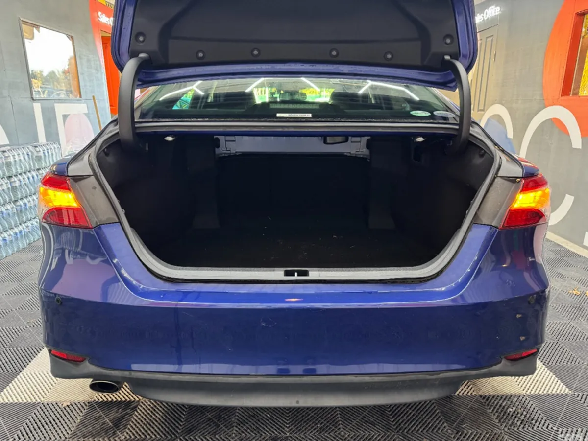 Toyota Camry Saloon, Petrol Hybrid, 2017, Blue