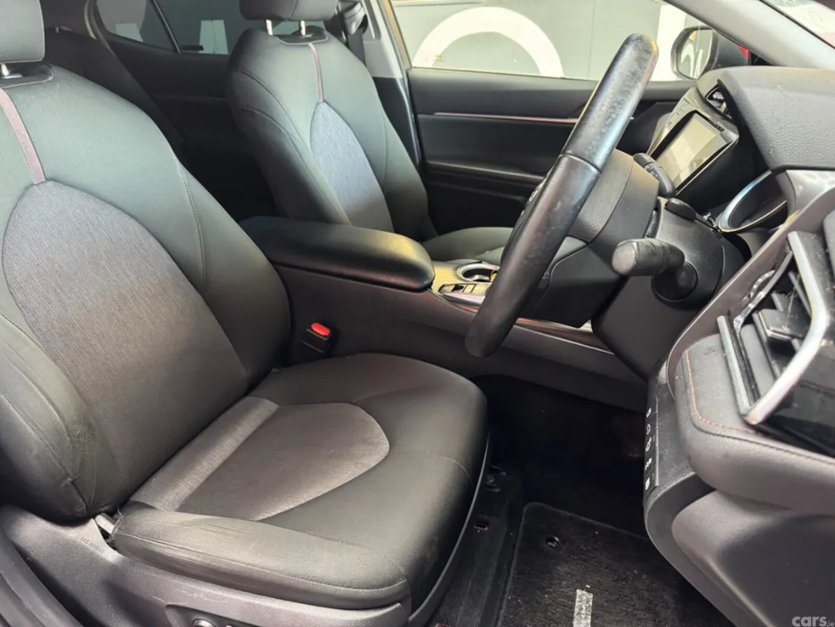 Toyota Camry Saloon, Petrol Hybrid, 2017, Red