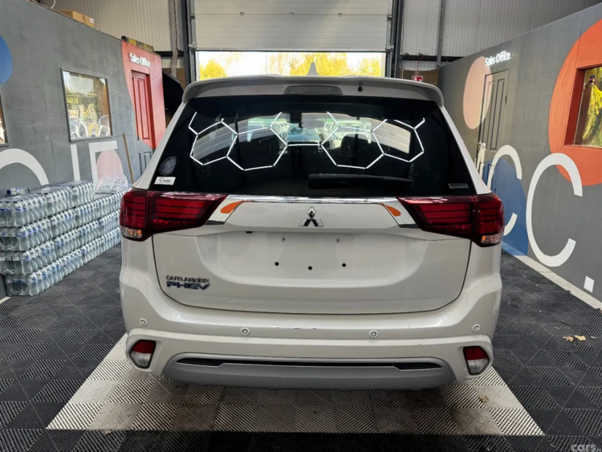 Mitsubishi Outlander SUV, Petrol Hybrid, 2019, White