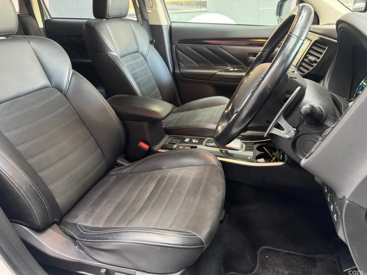 Mitsubishi Outlander SUV, Petrol Hybrid, 2019, White