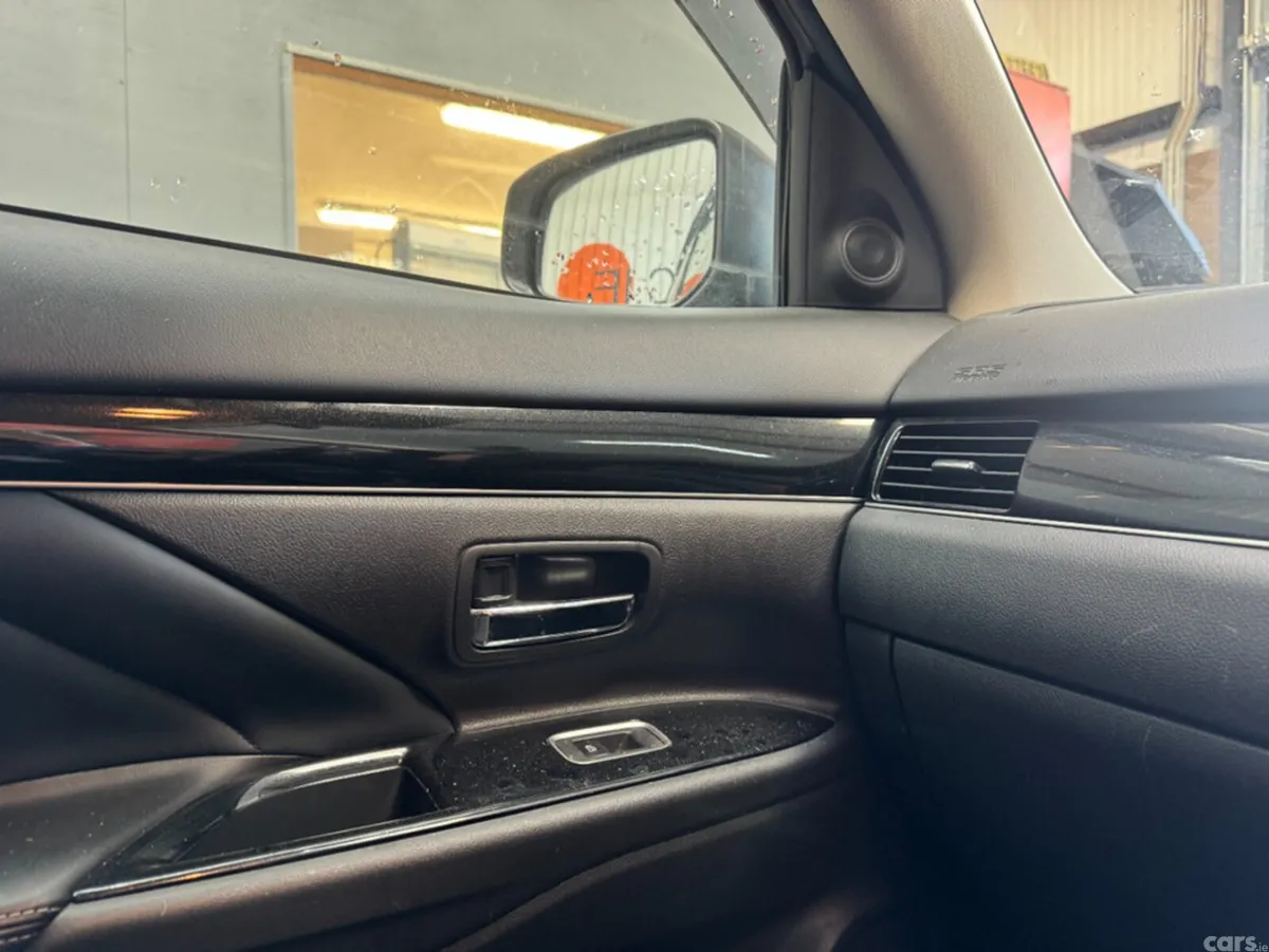 Mitsubishi Outlander SUV, Petrol Hybrid, 2019, White