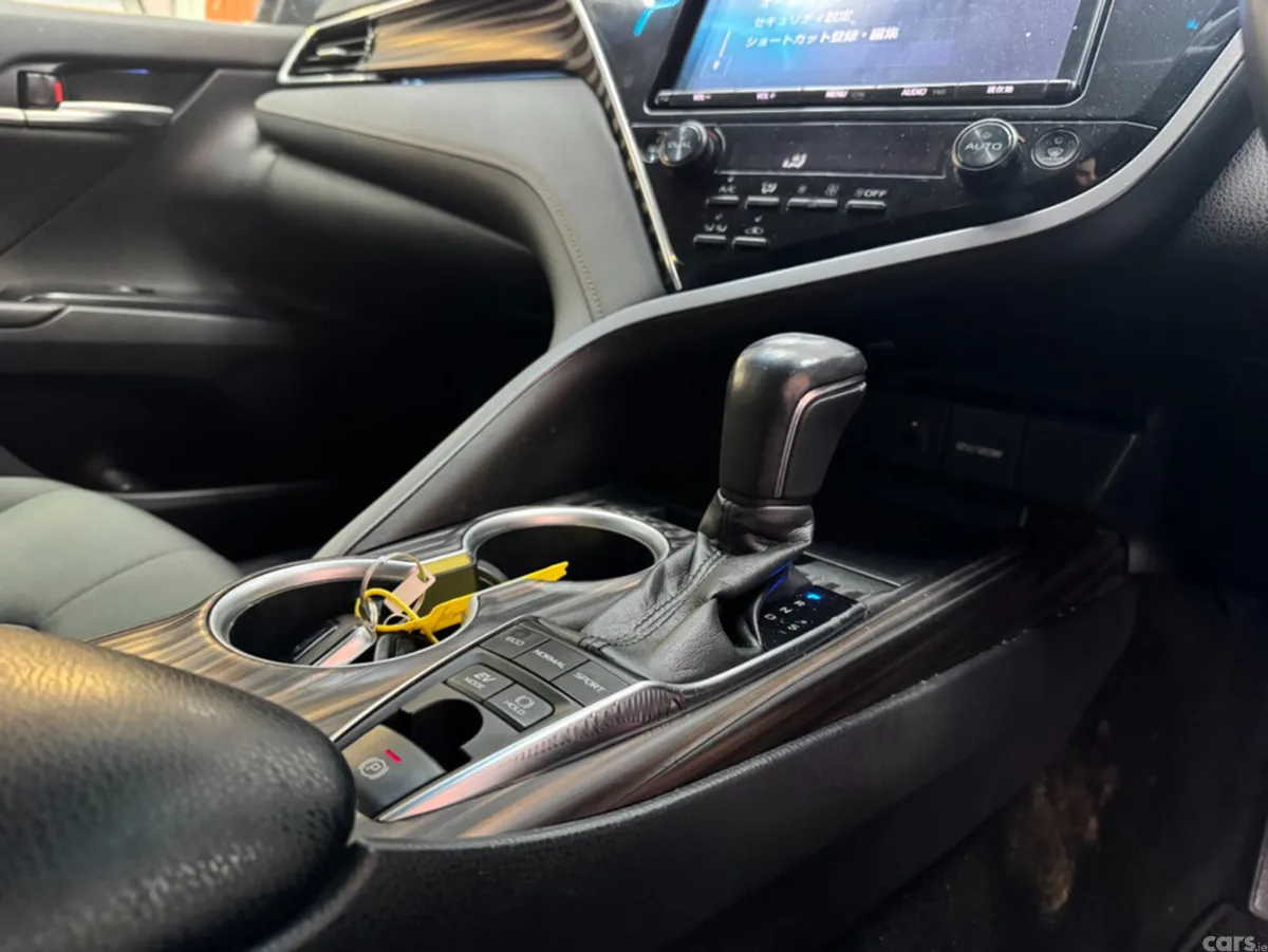 Toyota Camry Saloon, Petrol Hybrid, 2017, Red