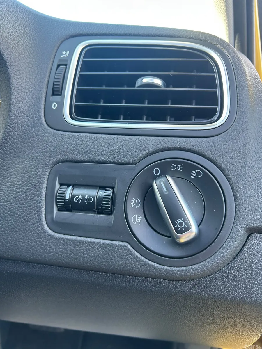 Volkswagen Polo Hatchback, Petrol, 2011, Yellow