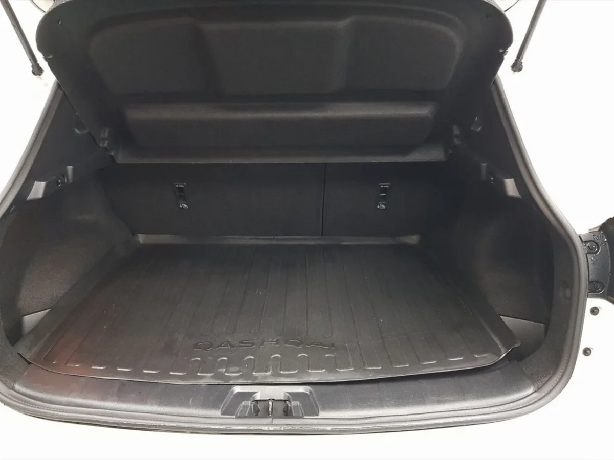 Nissan Qashqai MPV, Petrol, 2019, White
