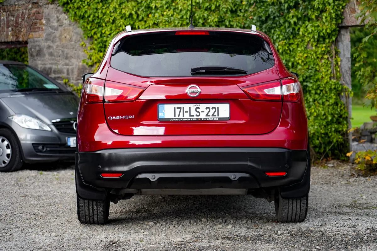 Nissan Qashqai SUV, Diesel, 2017, Red