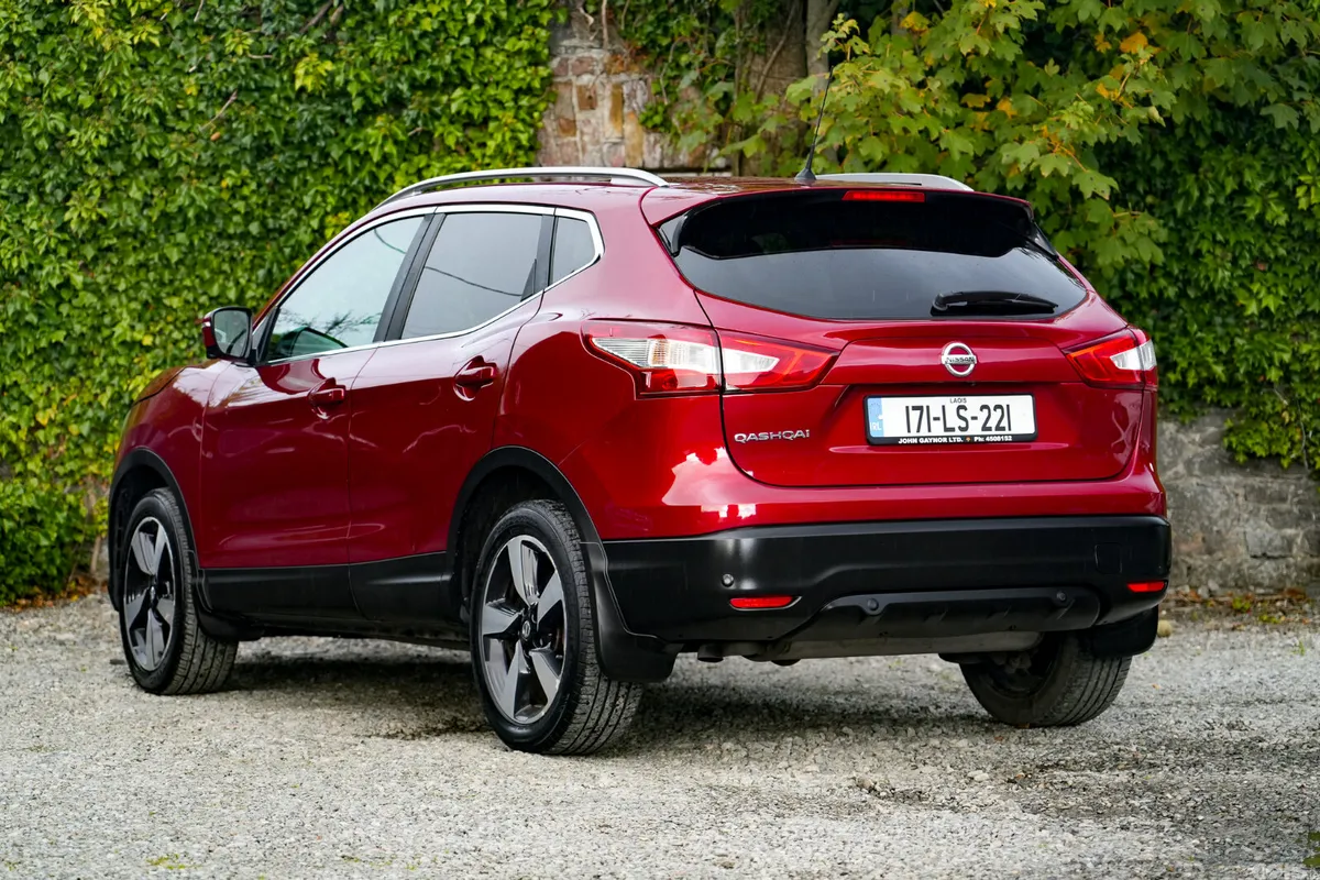 Nissan Qashqai SUV, Diesel, 2017, Red