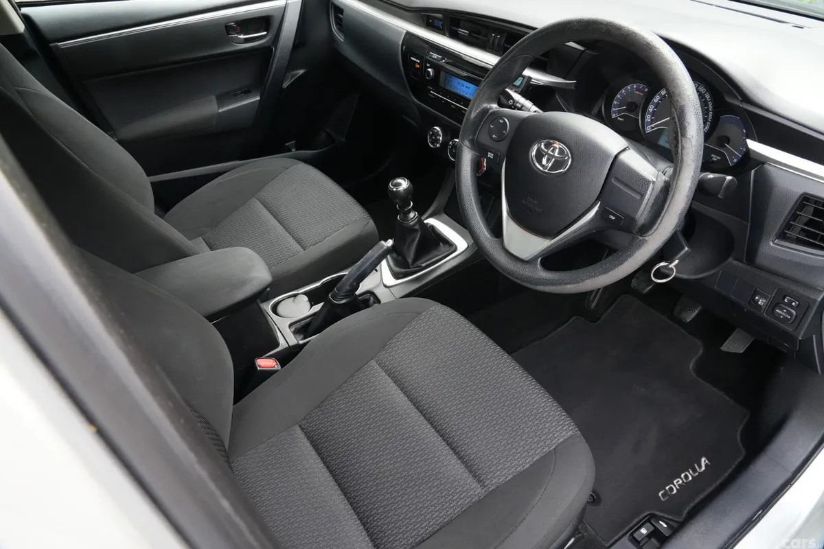 Toyota Corolla Saloon, Petrol, 2015, Silver