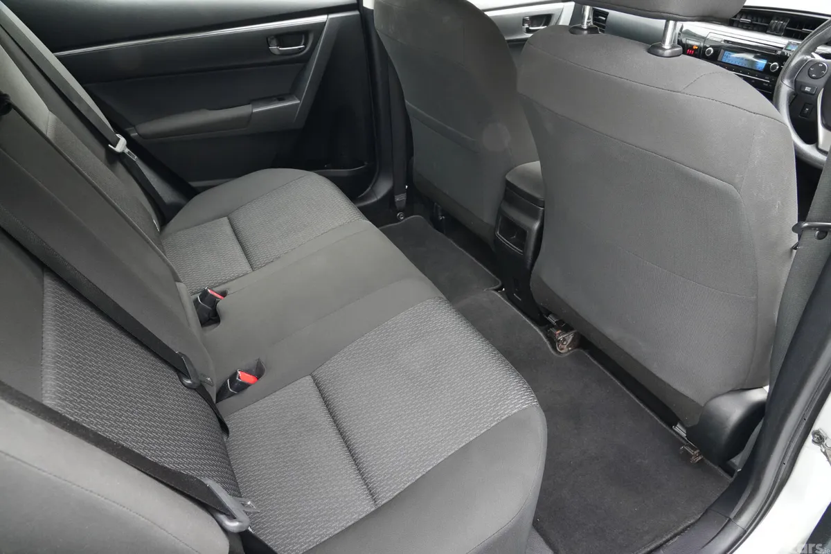 Toyota Corolla Saloon, Petrol, 2015, Silver