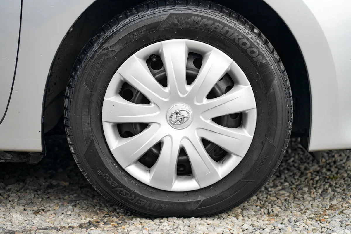 Toyota Corolla Saloon, Petrol, 2015, Silver