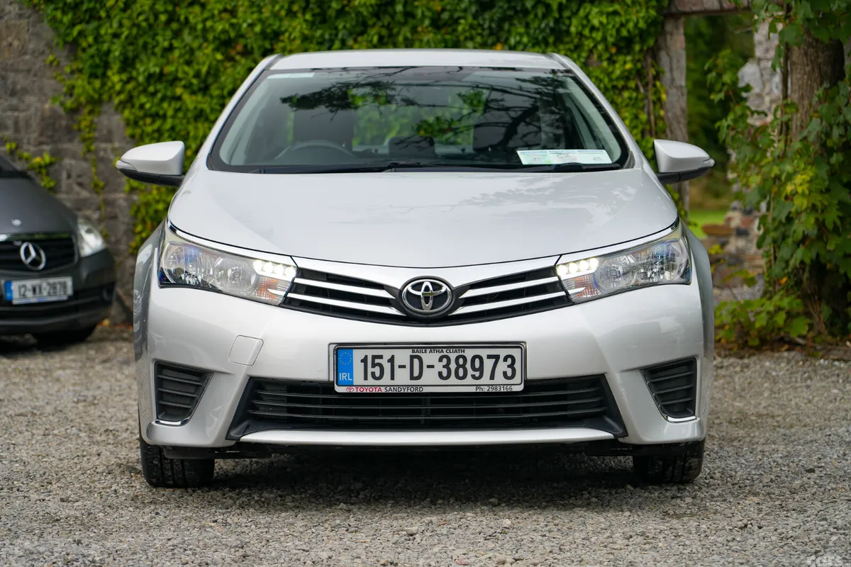 Toyota Corolla Saloon, Petrol, 2015, Silver