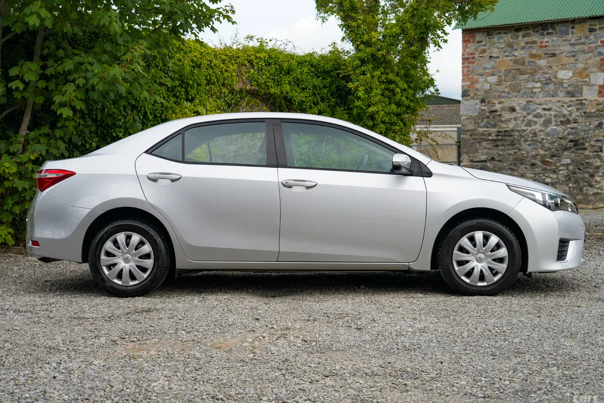Toyota Corolla Saloon, Petrol, 2015, Silver