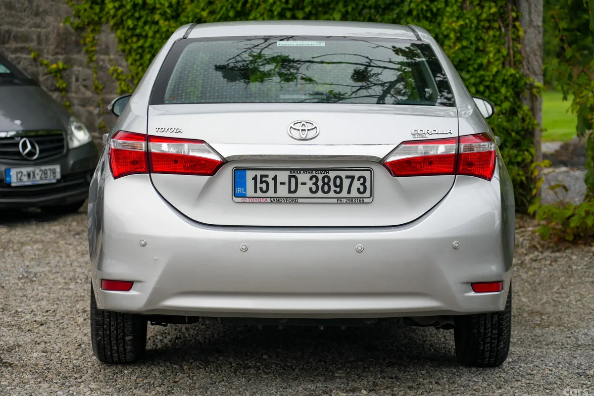 Toyota Corolla Saloon, Petrol, 2015, Silver