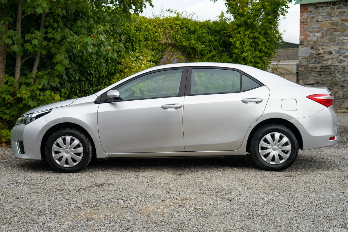 Toyota Corolla Saloon, Petrol, 2015, Silver