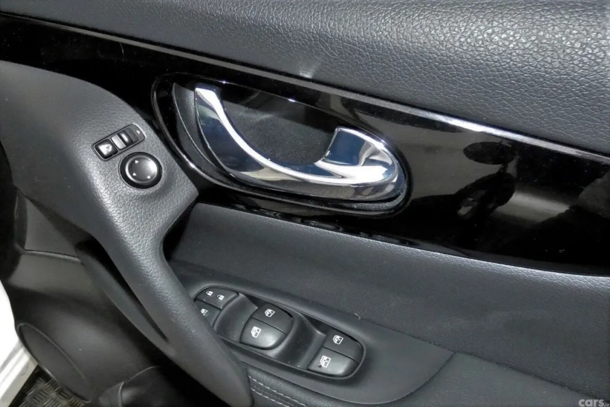 Nissan Qashqai SUV, Petrol, 2018, Red