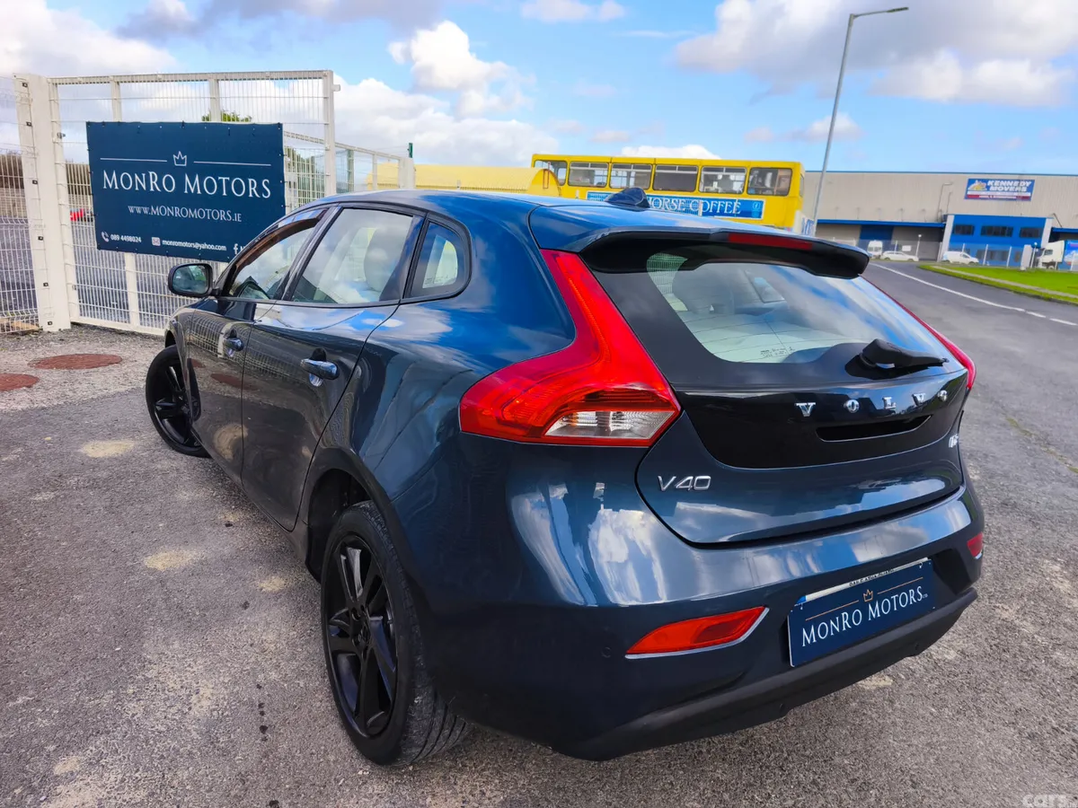 Volvo V40 Hatchback, Diesel, 2018, Blue