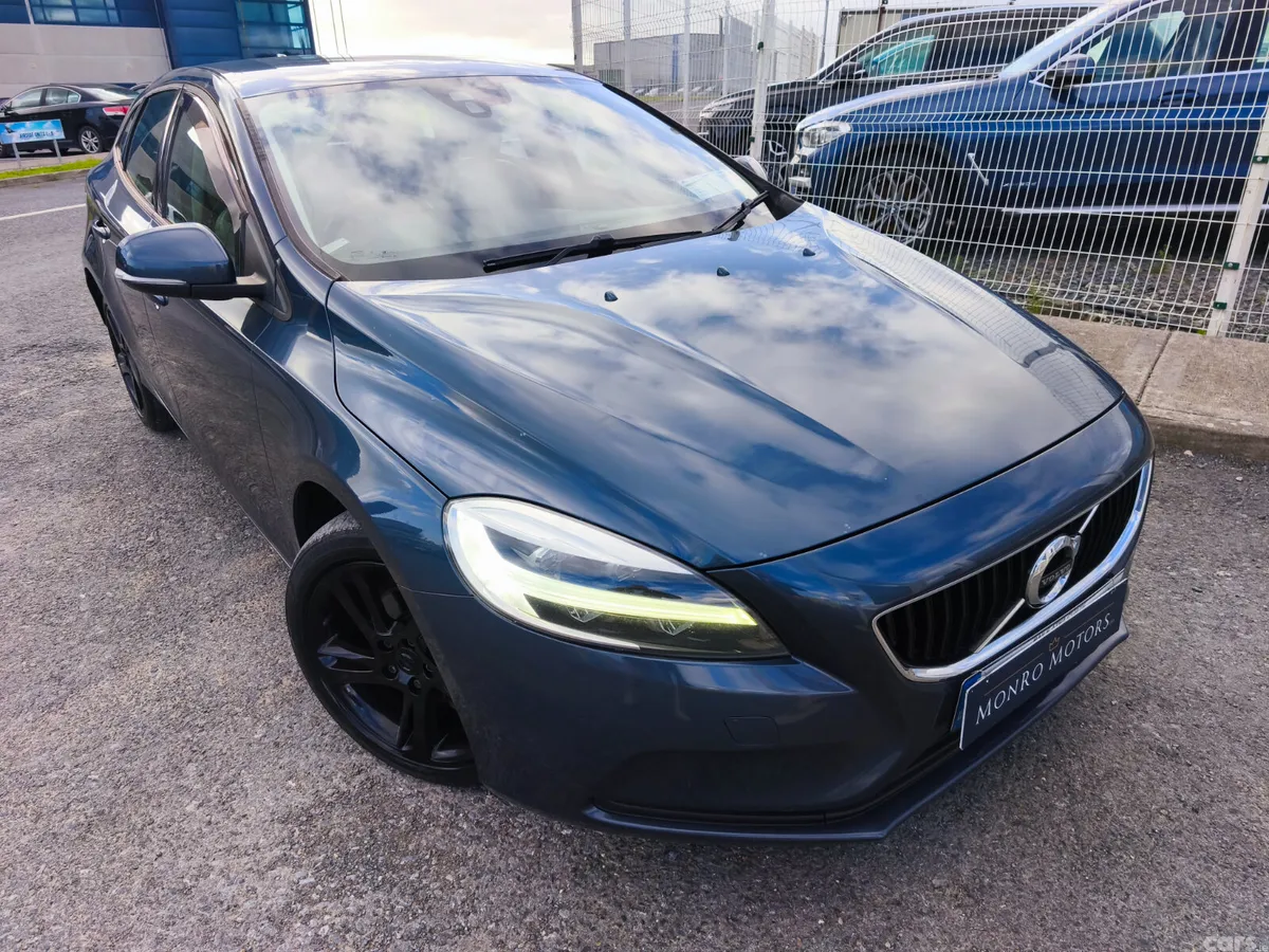 Volvo V40 Hatchback, Diesel, 2018, Blue