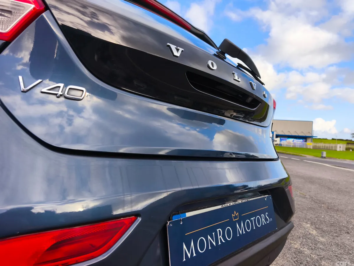 Volvo V40 Hatchback, Diesel, 2018, Blue