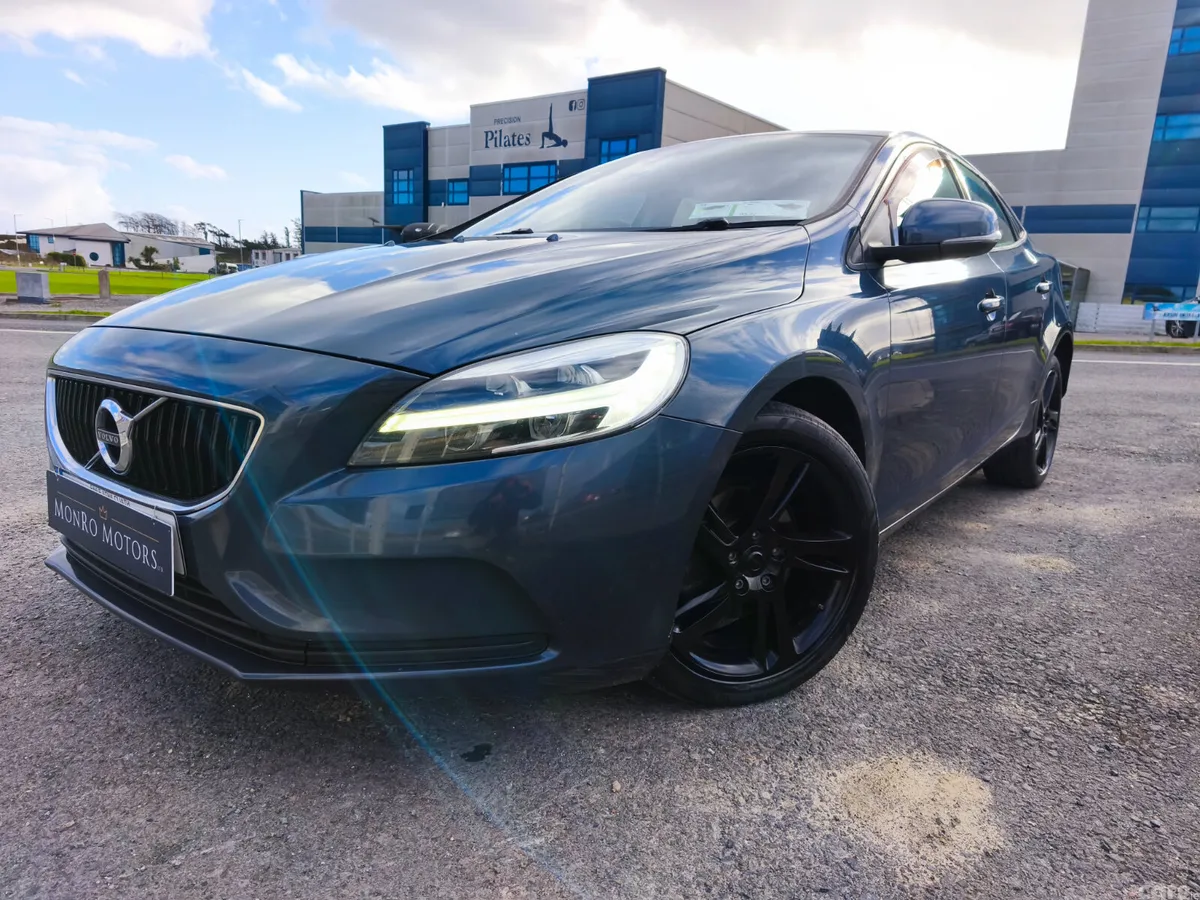 Volvo V40 Hatchback, Diesel, 2018, Blue