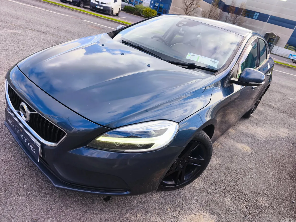 Volvo V40 Hatchback, Diesel, 2018, Blue