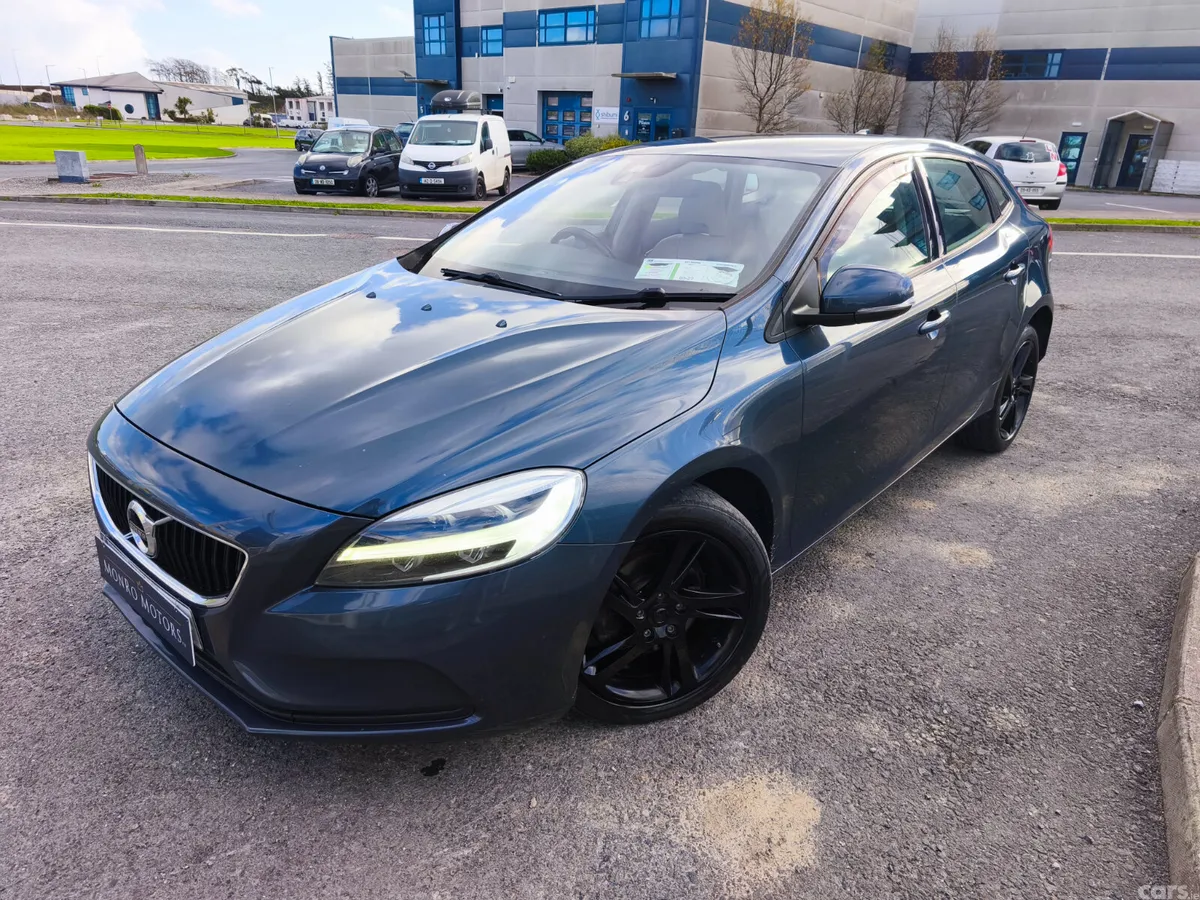 Volvo V40 Hatchback, Diesel, 2018, Blue