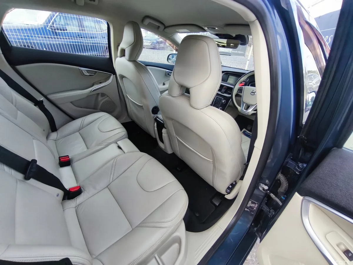 Volvo V40 Hatchback, Diesel, 2018, Blue