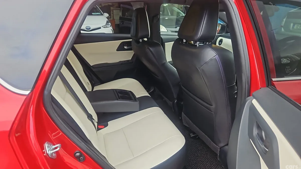 Toyota Auris Hatchback, Petrol Hybrid, 2016, Red