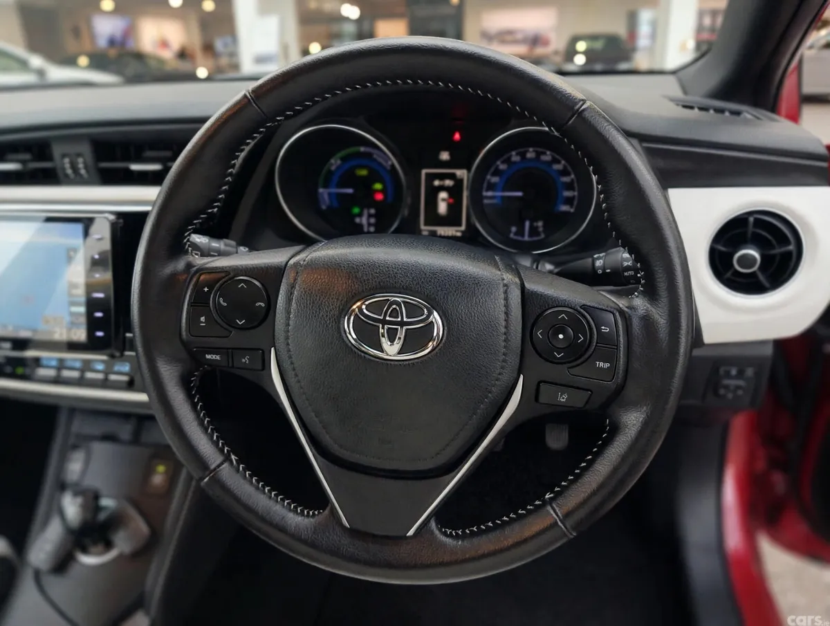 Toyota Auris Hatchback, Petrol Hybrid, 2016, Red