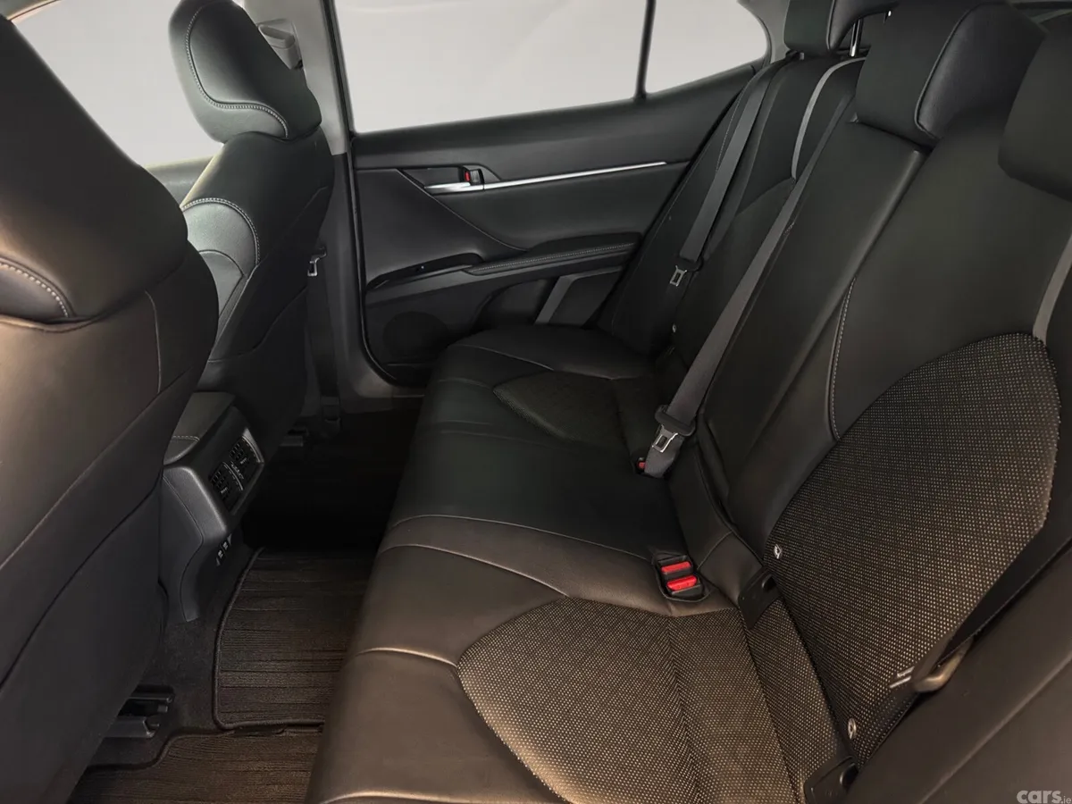Toyota Camry Saloon, Petrol Hybrid, 2019, White