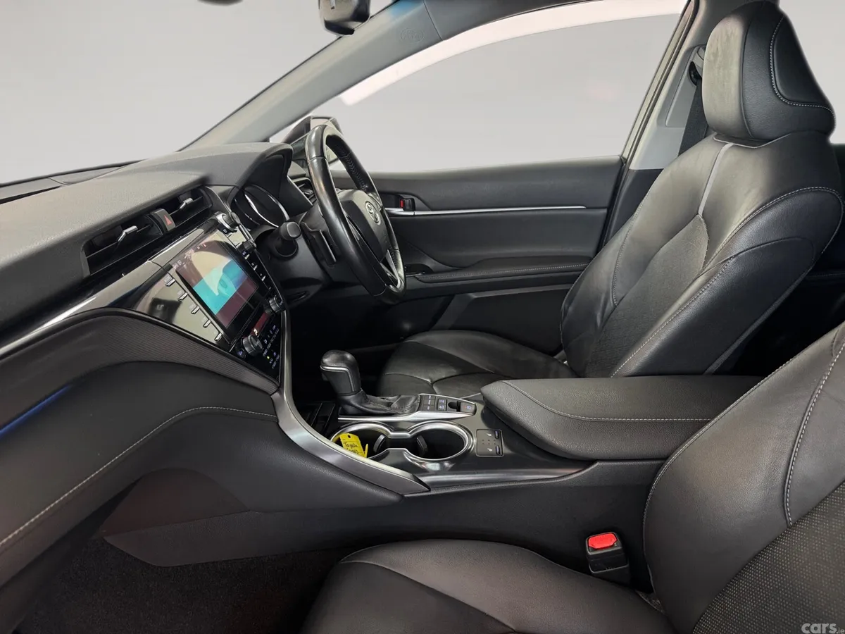 Toyota Camry Saloon, Petrol Hybrid, 2019, White