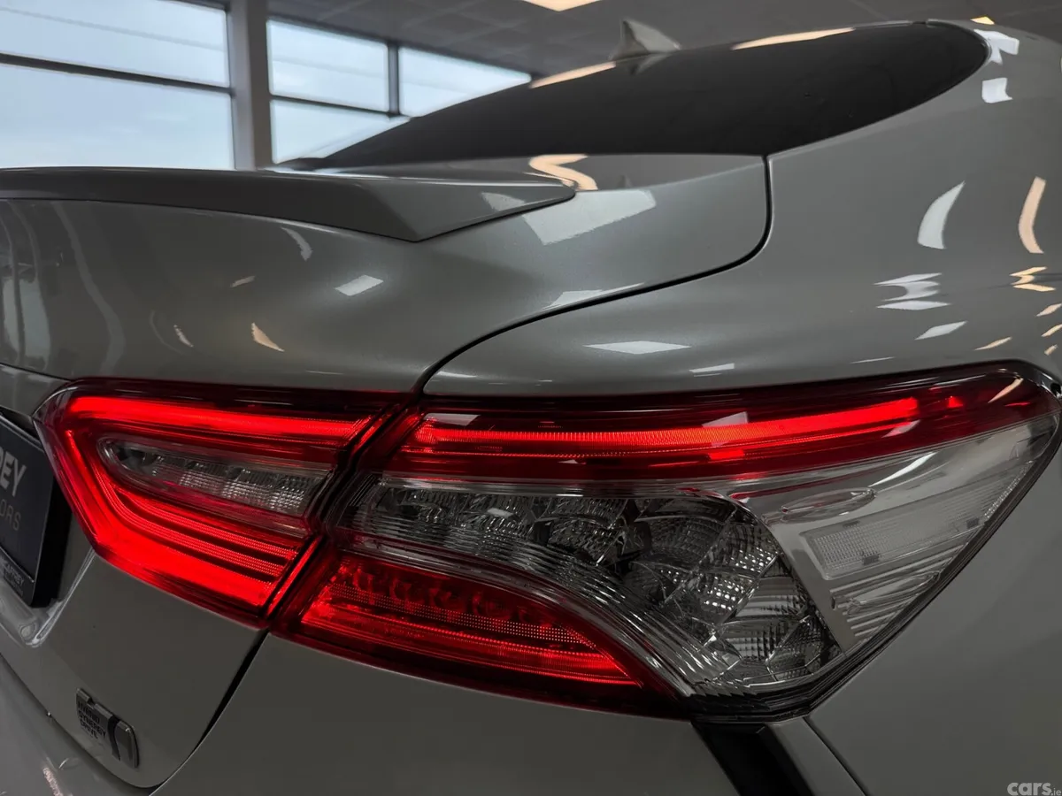 Toyota Camry Saloon, Petrol Hybrid, 2019, White