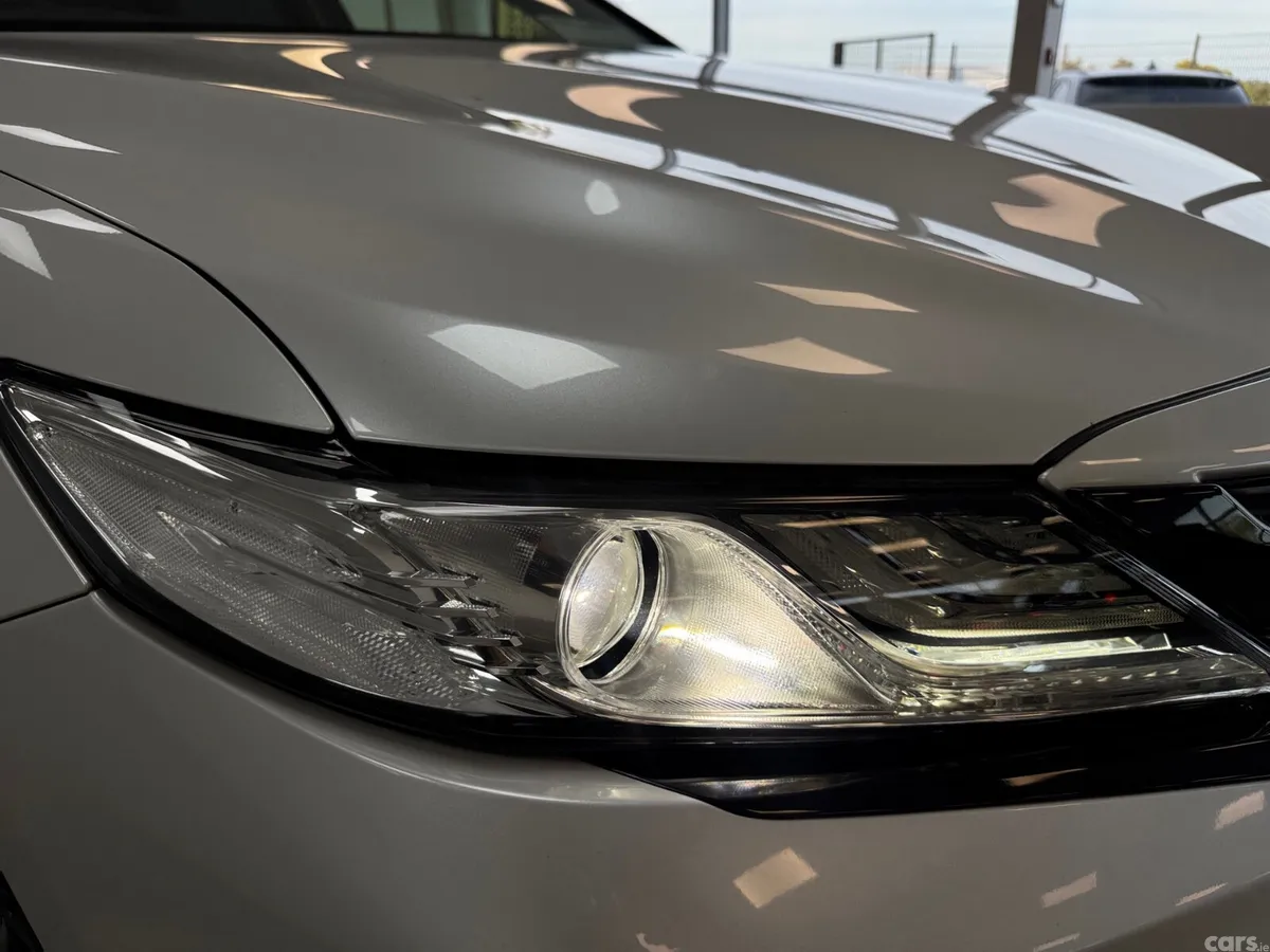 Toyota Camry Saloon, Petrol Hybrid, 2019, White