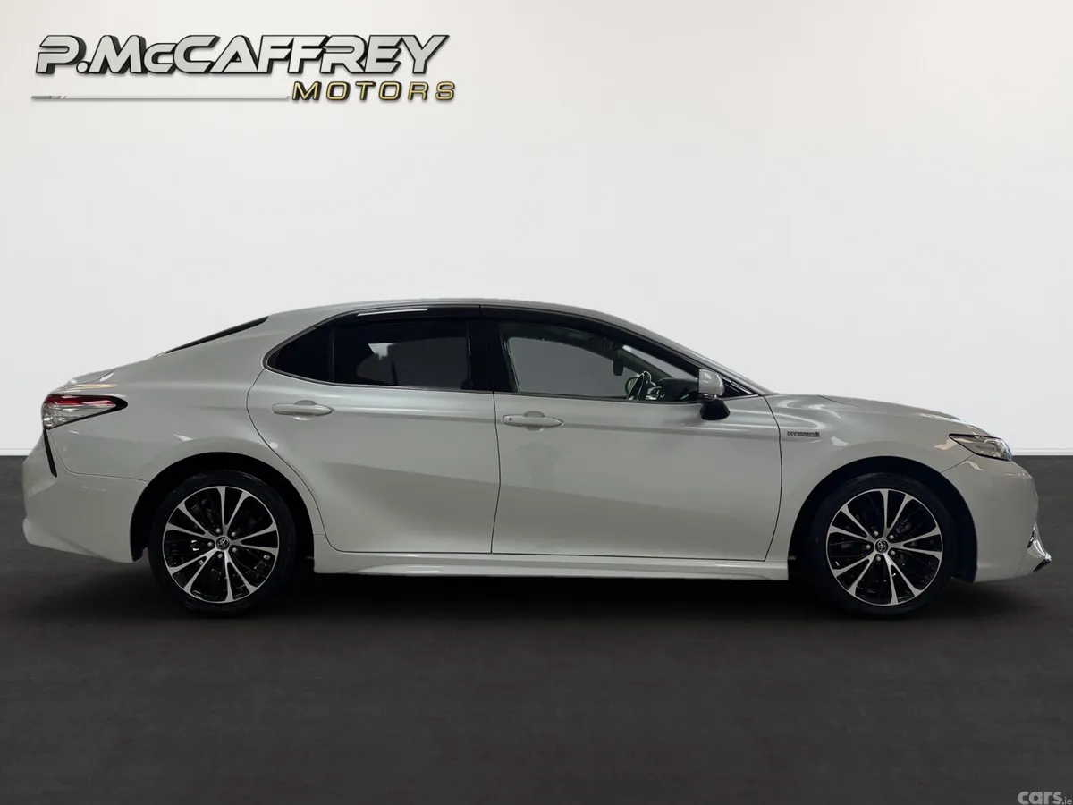 Toyota Camry Saloon, Petrol Hybrid, 2019, White