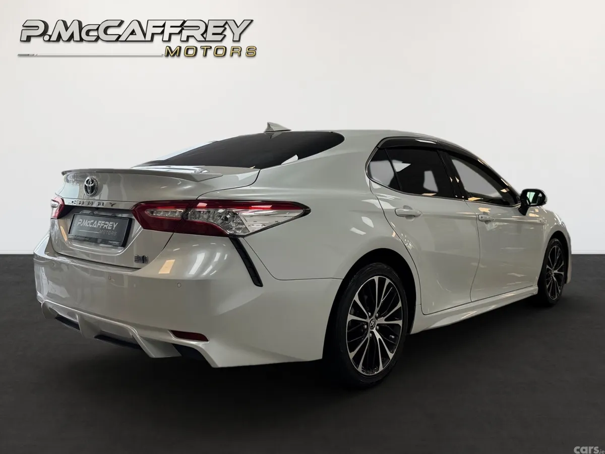 Toyota Camry Saloon, Petrol Hybrid, 2019, White