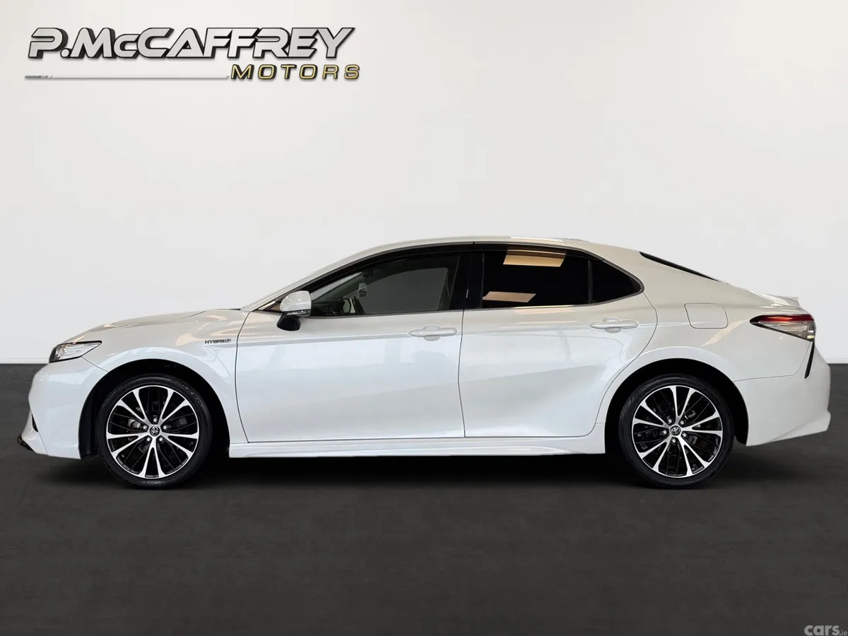 Toyota Camry Saloon, Petrol Hybrid, 2019, White