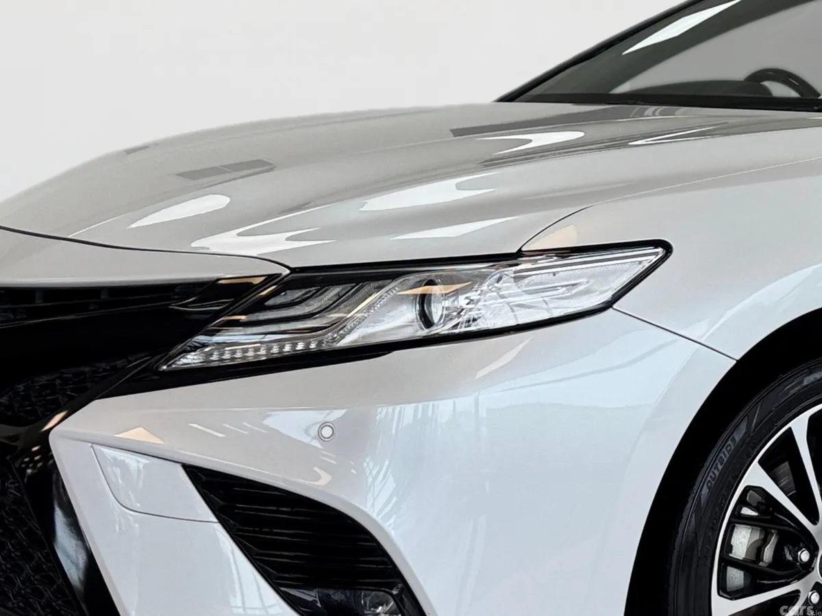 Toyota Camry Saloon, Petrol Hybrid, 2019, White