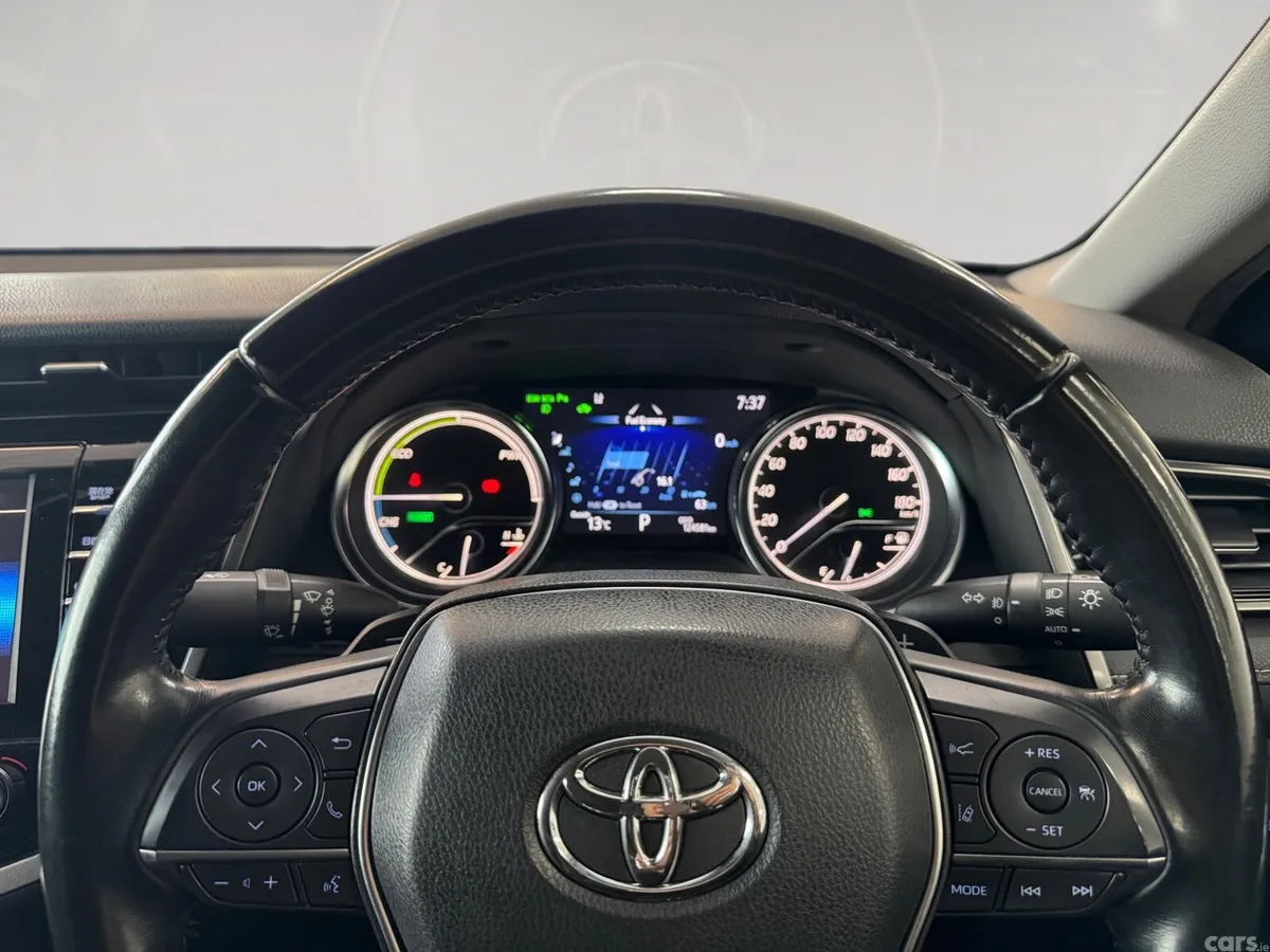 Toyota Camry Saloon, Petrol Hybrid, 2019, White