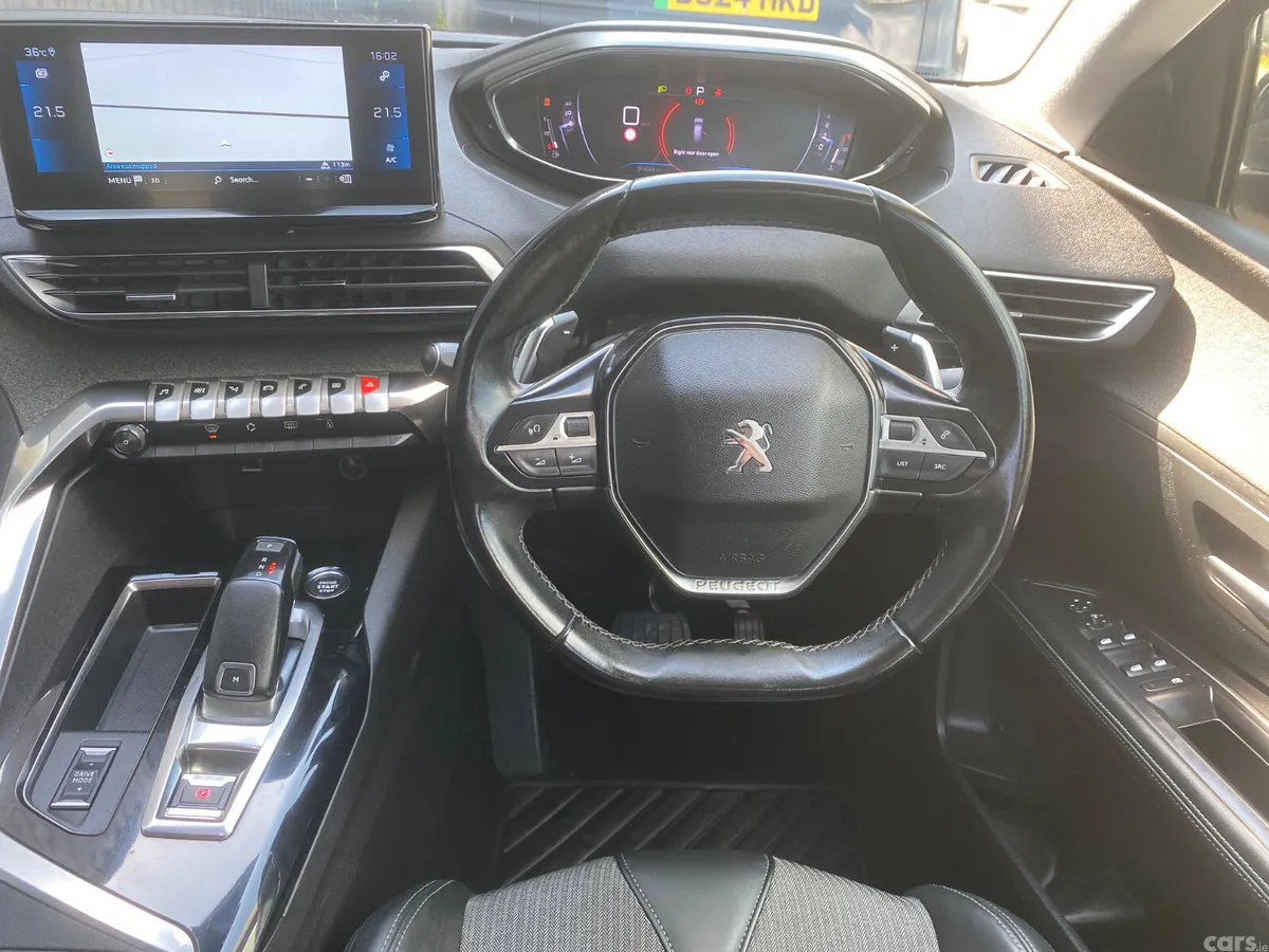 Peugeot 5008 MPV, Diesel, 2022, Red