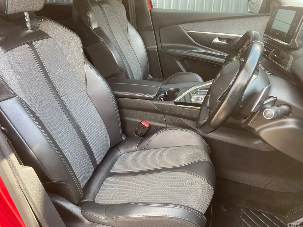 Peugeot 5008 MPV, Diesel, 2022, Red