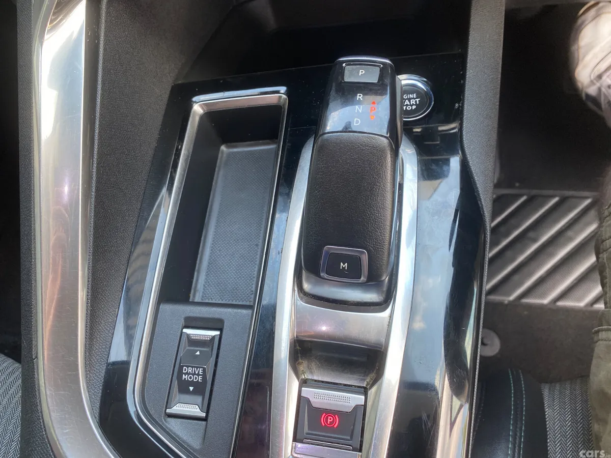 Peugeot 5008 MPV, Diesel, 2022, Red
